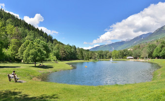 美丽的视图湖休闲公园的谷的塔朗泰斯的法国阿尔卑斯山脉湖休闲公园的谷的塔朗泰斯的法国阿尔卑斯山脉
