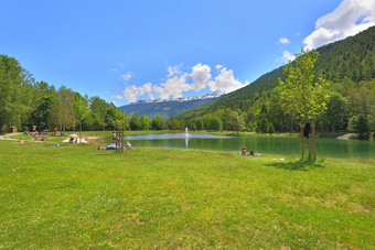 视图湖美丽的休闲公园的谷的塔朗泰斯的法国阿尔卑斯山脉湖休闲公园的谷的塔朗泰斯的法国阿尔卑斯山脉