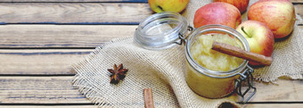 自制的苹果酱汁玻璃Jar与红色的苹果和坚持肉桂木表格自制的苹果酱汁玻璃Jar与红色的applesand坚持肉桂木表格