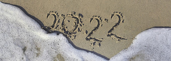写的沙子海滩的边缘的泡沫波全景视图写的沙子海滩的边缘的泡沫波