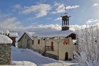 巴洛克式的<strong>教堂村</strong>山覆盖与雪