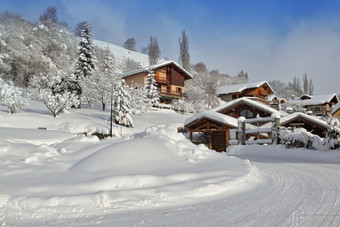 小木屋高山村覆盖与雪的结束白色农村路木小木屋高山村覆盖与雪的结束白色路