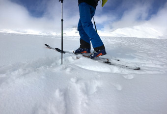 男人。与<strong>巡回</strong>演出滑雪攀爬山新鲜的雪