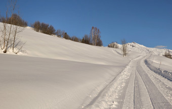 <strong>雪</strong>小径穿越高<strong>山山冬</strong>天下蓝色的天空<strong>雪</strong>小径穿越高<strong>山山</strong>下蓝色的天空