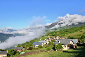 视图高山村<strong>山下</strong>多云的天空欧洲视图高山村<strong>山下</strong>多云的天空