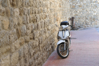 踏板车停对用石头砸墙中世纪的意大利城市铺街