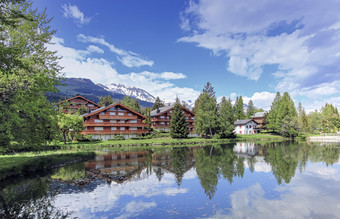 小木屋和湖那美丽的一天瓦莱州瑞士那瓦莱州瑞士
