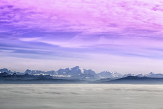 勃朗峰阿尔卑斯山脉山范围在云日落法国