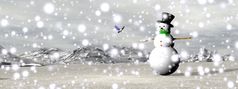 一个雪人站冬天景观与下降雪覆盖山和冷杉树日落光雪人下的雪渲染