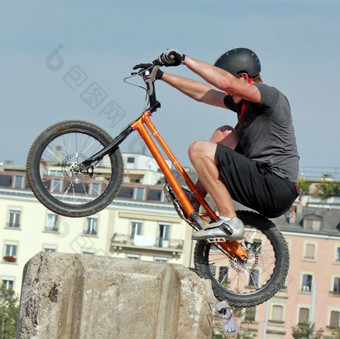 BMX骑手执行跳的滑板运动场地骑摩托车的人的滑板运动场地