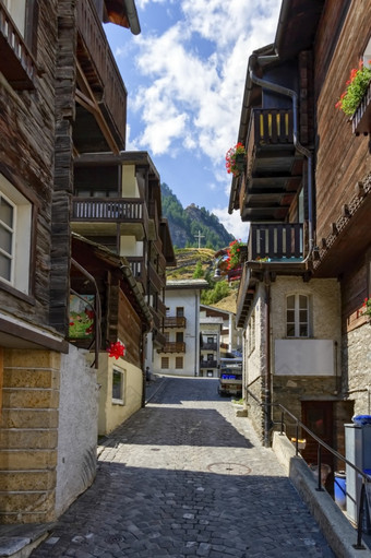 街和典型的木小木屋策马特村一天瑞士街和典型的木小木屋策马特村瑞士