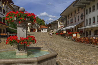 主要街和喷泉格鲁耶尔干酪村弗里堡广州美丽的一天瑞士格鲁耶尔干酪村弗里堡广州瑞士