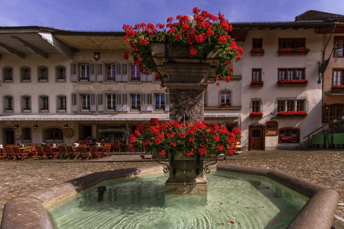 喷泉格鲁耶尔干酪村弗里堡广州美丽的一天瑞士格鲁耶尔干酪村弗里堡广州瑞士