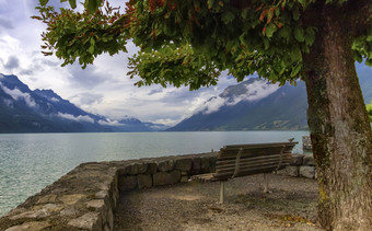 板凳上布里恩茨湖和阿尔卑斯山脉山一天瑞士布里恩茨湖和阿尔卑斯山脉山瑞士