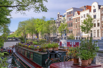 典型的建筑和运河阿姆斯特丹一天荷兰典型的建筑和运河阿姆斯特丹荷兰
