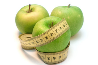 新鲜的绿色苹果包装测量磁带孤立的白色背景绿色苹果包装测量磁带孤立的白色背景