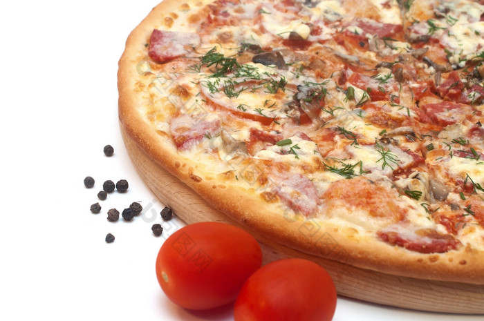 新鲜的番茄蘑菇奶酪和香肠披萨轮董事会孤立的白色背景新鲜的番茄蘑菇奶酪和香肠披萨轮董事会孤立的白色
