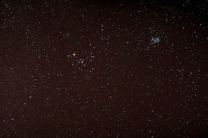 阿斯特罗照片星空与金牛座和昴宿星团