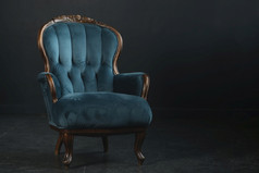 空古董皇家蓝色的扶手椅对黑色的背景