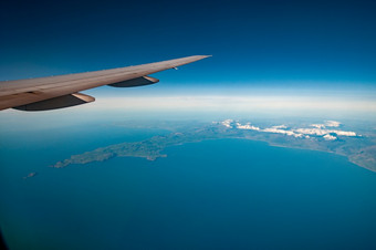空中视图在的北部结束开襟羊毛衫湾对安格尔西岛和斯诺登尼亚哪一个覆盖云视图包括翼尖飞机空中视图北开襟羊毛衫湾威尔士