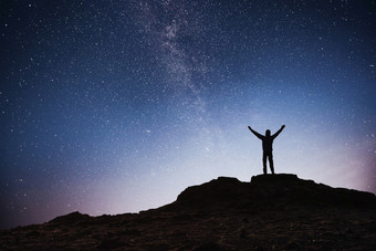 轮廓年轻的男人。背景的乳白色的道路星系明亮的明星黑暗天空语气轮廓年轻的男人。背景的乳白色的道路星系明亮的明星黑暗天空语气