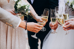 新娘与新郎喝champaigne他们的婚礼