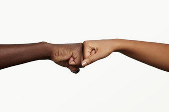 非洲男人。触碰指节与皮肤黝黑的女人标志协议伙伴关系和合作<strong>两个</strong>人持有手<strong>拳头</strong>撞而问候每一<strong>个</strong>其他非正式的现代握手
