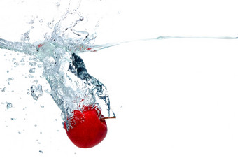 新鲜的红色的苹果瀑布<strong>深深</strong>下水与飞溅孤立的白色背景苹果瀑布<strong>深深</strong>下水
