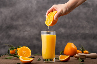 玻璃橙色汁和人<strong>挤压</strong>橙色玻璃橙色汁和人<strong>挤压</strong>橙色