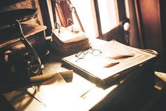 古董桌子上与眼镜岁的木桌子上老书和文档和古董桌子上配件