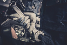 修复的车概念机械师与大扳手关于开始他的车维护和修复工作