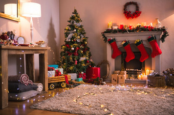 圣诞节树与礼物附近的壁炉首页的生活房间圣诞节树与礼物附近的壁炉