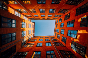 低角拍摄独特的高上升橙色建筑触碰的天空低角拍摄独特的高上升橙色建筑触碰的天空