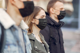 新冠病毒健康和社会距离概念有吸引力的浅黑肤色的女人女孩医疗面具指出手指脸白色背景新冠病毒健康和社会距离概念有吸引力的浅黑肤色的女人女孩医疗面具指出手指脸白色背景