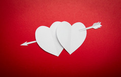 两个纸心穿与箭头象征为情人节一天与复制空间为文本设计