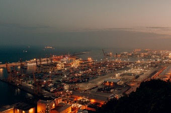 遥远的拍摄港口与船加载与货物和装运在夜间遥远的拍摄港口与船加载与货物和装运在夜间