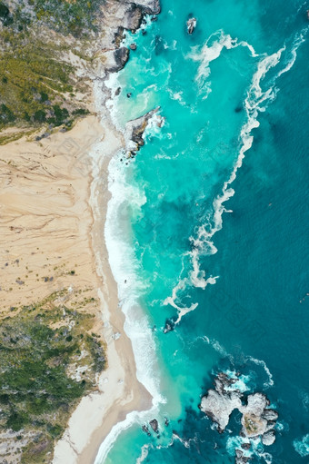 <strong>垂直</strong>开销拍摄的美丽的海岸线的海与蓝色的清洁水和桑迪海滩<strong>垂直</strong>开销拍摄的美丽的海岸线的海与蓝色的清洁水和桑迪海滩