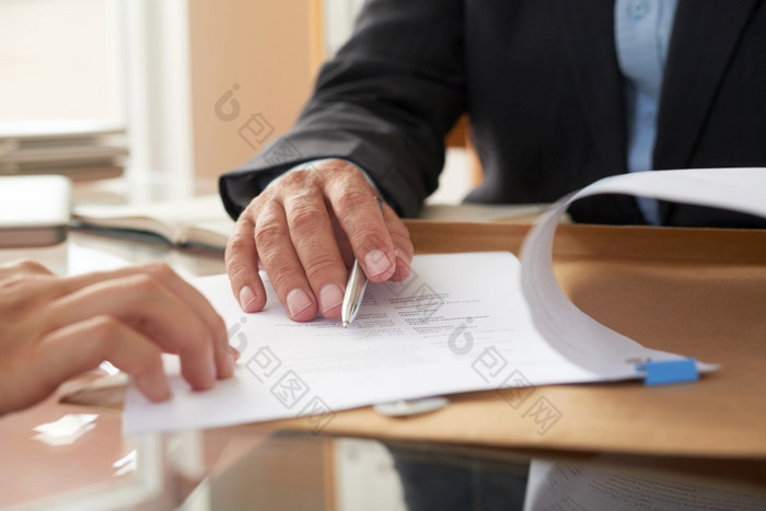 特写镜头商人检查业务合同和签署的办公室桌子上业务人签署合同