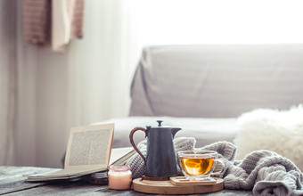 舒适的秋天仍然生活与杯茶和装饰项目的生活房间首页安慰概念舒适的秋天仍然生活与杯茶