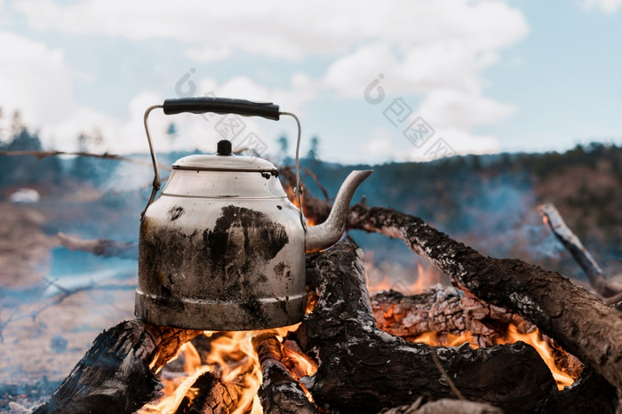 沸腾水野营旅行与火的山烹饪火与柴火水壶火野餐水壶火的山壁纸
