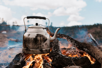 沸腾水野营旅行与火的山烹饪火与柴火水壶火野餐水壶火的山壁纸