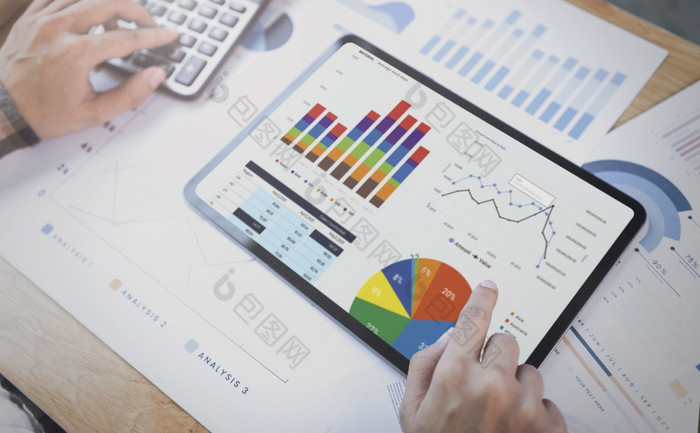 女商人使用平板电脑分析图公司金融策略统计数据成功概念和规划为未来办公室房间