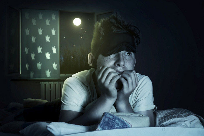 害怕和不眠夜男孩咀嚼指甲卧室前面闪亮的月图片