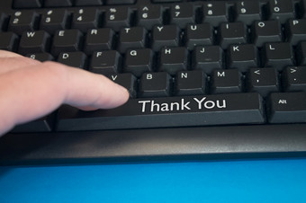 黑色的电脑键盘与谢谢你文本特写镜头电子电脑设备部分键盘