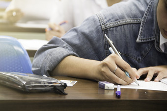 手大学学生持有笔写作计算器做检查研究测试测试从老师大讲座房间学生统一的参加<strong>考</strong>试<strong>教</strong>室<strong>教</strong>育学校