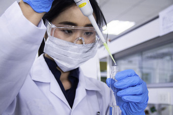 室内清洁现代白色医疗化学实验室背景科学家工作实验室与微吸管和测试管实验室概念与亚洲女人化学家