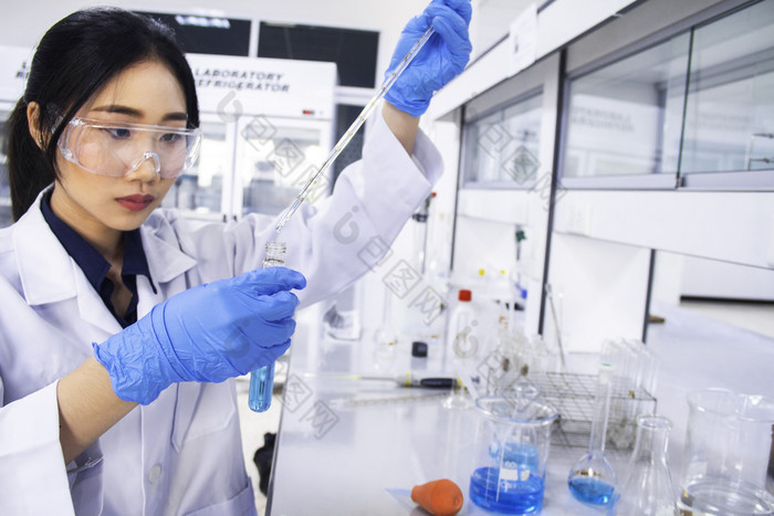 室内清洁现代白色医疗化学实验室背景实验室科学家工作实验室与微量吸液管吸管和测试管实验室概念与亚洲女人化学家
