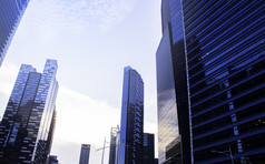 底视图现代摩天大楼办公室建筑的业务区新加坡城市对的蓝色的天空经济财务状况业务活动概念