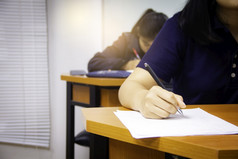 手大学学生持有笔写作计算器做检查研究测试测试从老师大讲座房间学生统一的参加考试教室教育学校