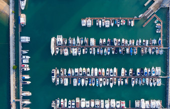 空中视图白色电动机游艇游艇进入的湾的停车很多许多不同的游艇双体船停泊皮尔斯昂贵的游艇和旅行的地方无人机拍摄